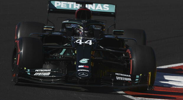 Formula 1, pole di Hamilton davanti a Bottas sul circuito di Portimao. Leclerc quarto