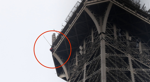 Tour Eiffel evacuata: «Un uomo la stava scalando a mani nude». Fermato al terzo piano