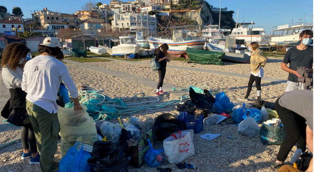 Weekend verde per la riviera: i volontari 2hands Ancona recuperano 360 kg di rifiuti dalle spiagge della provincia