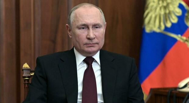 Putin malato, l'analista russo: «Tenuto in vita con farmaci antitumorali occidentali, ma la sua fine è vicina»