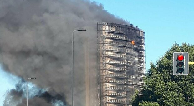 Milano, i residenti del palazzo in fiamme: «Pannelli come burro, ci avevano detto che erano ignifughi»