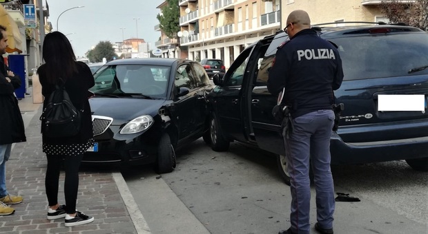 Porto Sant'Elpidio, sperona un'auto con a bordo un bimbo, poi fugge a zig zag: acciuffato