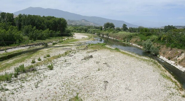 L'acqua non c'è più, la Regione Marche stoppa prati, giardini e piscine: «Solo usi essenziali»
