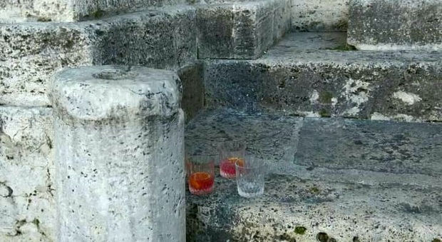 Bicchieri lasciati davanti al duomo di Ascoli Piceno
