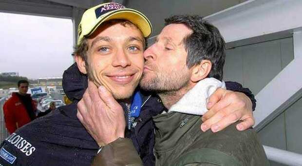 Graziano Rossi bacia il figlio, Valentino, dopo una gara