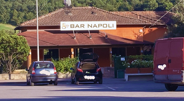 Colpo da professionisti al bar Napoli: svaligiate le slot machine. Ecco il bottino dei ladri