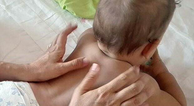 Porto Recanati, Oceano colpito da paralisi subito dopo la nascita: raccolta fondi dei genitori per curarlo