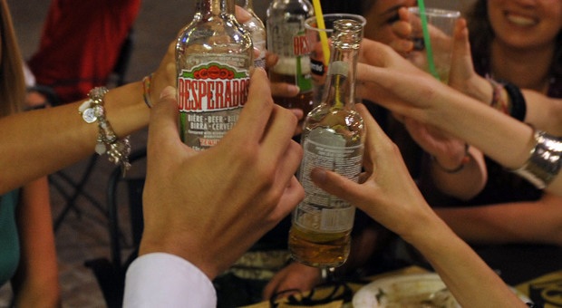 Porto San Giorgio, movida molesta e ragazzini ubriachi: vietata la vendita di alcolici ai minori anche nei supermercati