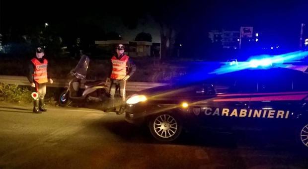 Pesaro, in due senza casco sullo scooter rubato, fuga in contromano: multe record per due minorenni