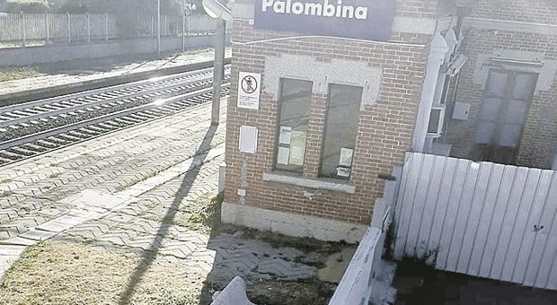Stazione di Palombina a pezzi: treni addio, restano soltanto i vandali