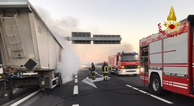 In fiamme il semirimorchio di un camion, emergenza sull'autostrada A14