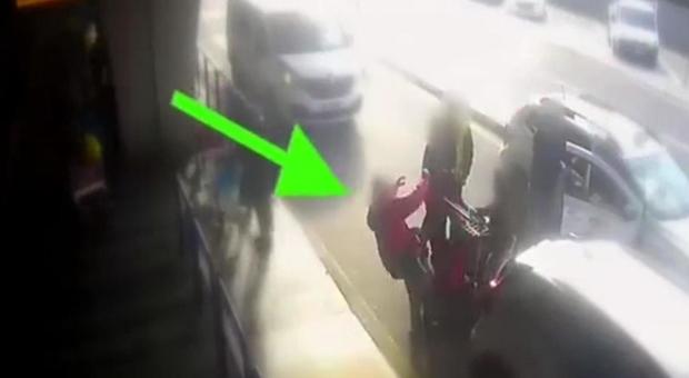 Tassista picchia cliente a Fiumicino, licenza sospesa: ma l'autista violento lavora lo stesso