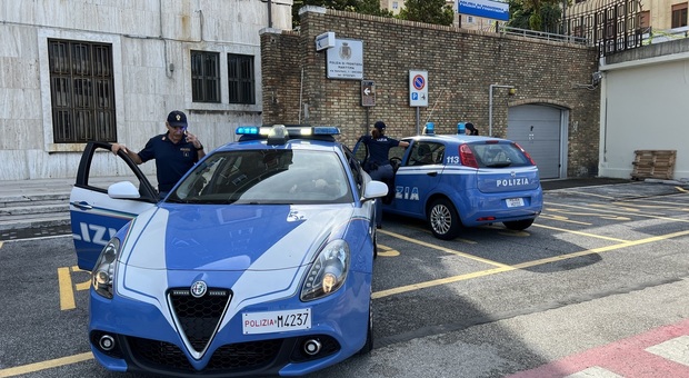 Ancona, la preside del liceo Rinaldini, Angelia Baione, accerchiata da una baby gang. Insulti e minacce: «Ti brucio la scuola»