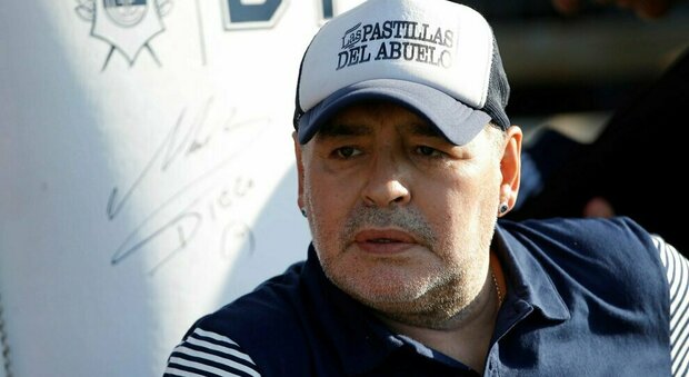 Maradona deve essere operto al cervello: ha un ematoma subdurale. El Pibe de Oro trasferito d'urgenza a Buenos Aires