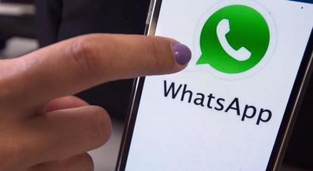 Whatsapp, boom di messaggi dai "vicini di numero": il gioco dell'estate che viola la privacy