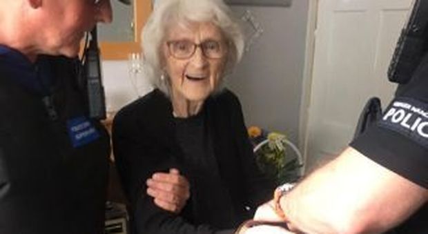 Nonna di 93 anni sta per morire, il suo ultimo desiderio: «Voglio essere arrestata»