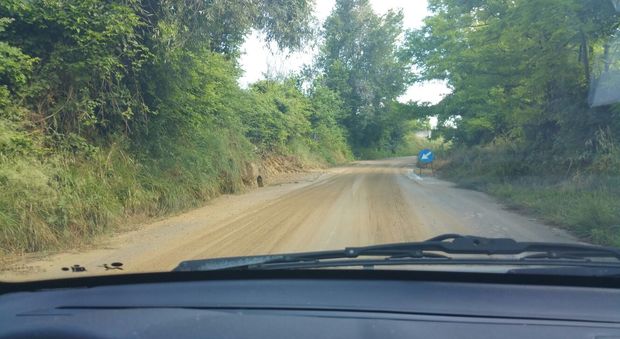 La strada provinciale completamente ricoperta dal fango