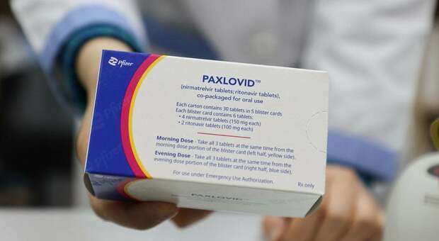 Effetti collaterali degli antivirali Covid (Paxlovid e altri), i medici: «Attenzione alle allergie e combinazione con altri farmaci»
