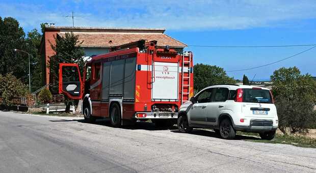 L'intervento dei vigili del fuoco che hanno dichiarato inagibile la casa in strada Solfanuccio di San Costanzo