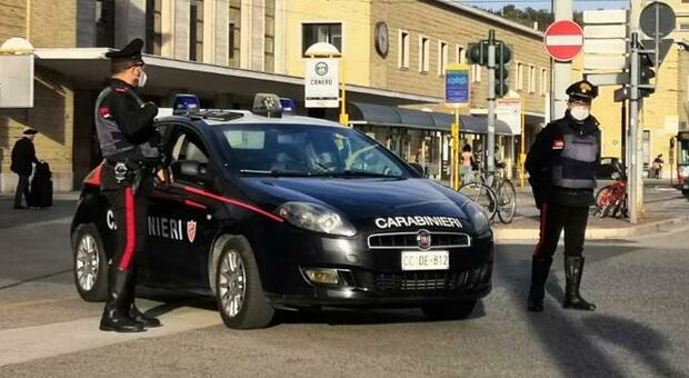Nessuno ha la mascherina, fuggi fuggi all'arrivo dei carabinieri: barista multata, locale chiuso 5 giorni