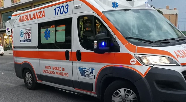 Porto Potenza, ciclista urtato dall'auto e scaraventato a terra finisce all'ospedale