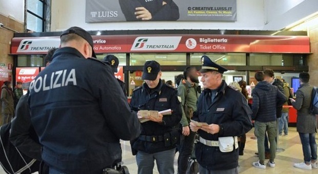 La polizia ferroviaria alla stazione di Ancona