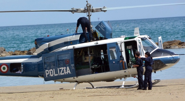 Grottammare, controlli Covid, l'elicottero ha un'avaria, atterraggio d'emergenza in spiaggia: «Pilota bravissimo»