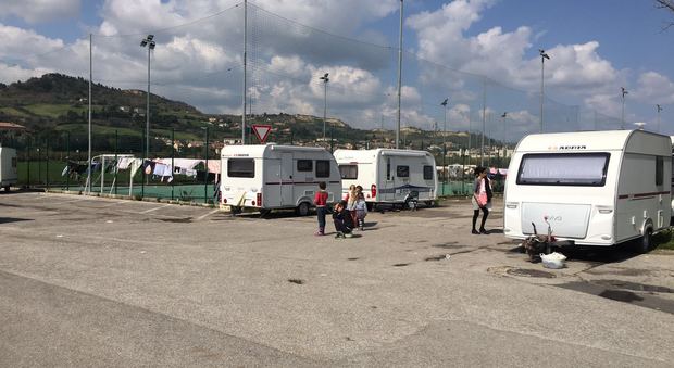 L'accampamento dei rom allo stadio