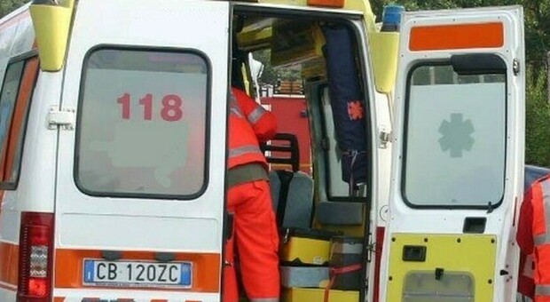 Sul posto è intervenuta l'ambulanza del 118