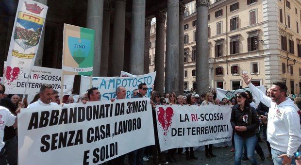 Montecitorio, terremotati in piazza. Ultimatum al governo: «Pronti a bloccare l'Italia»