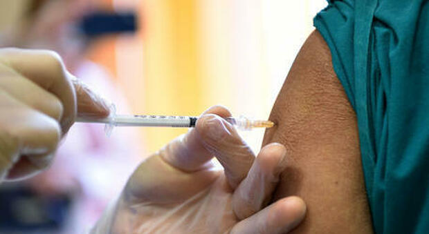 No vax, laccio emostatico al braccio per bloccare il vaccino: ricoverato per un'occlusione omerale