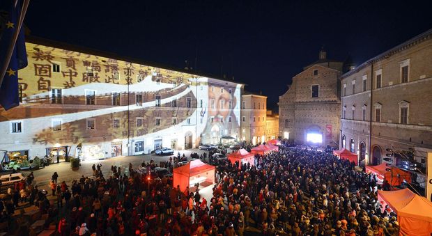 Un momento della festa in piazza a Macerata