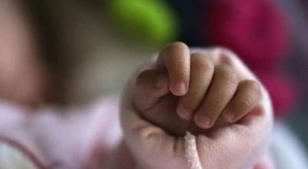 Taranto, neonata muore "schiacciata" nel lettone: genitori indagati per omicidio colposo