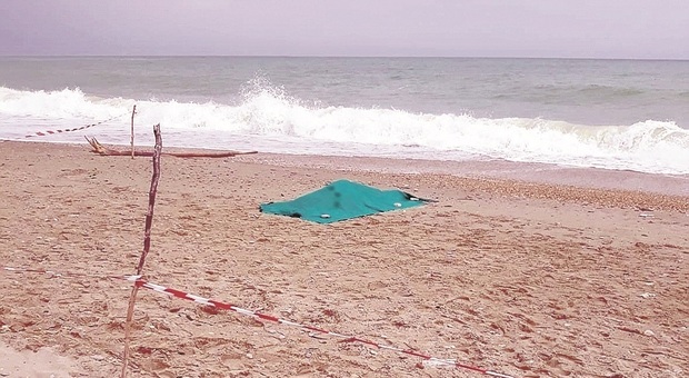 San Benedetto, giallo in spiaggia: la mareggiata restituisce il cadavere di una ragazza in bikini
