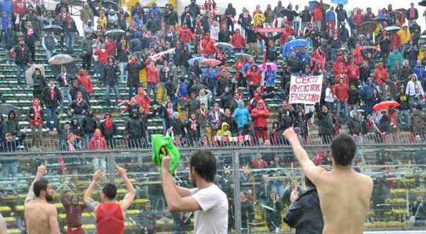 I giocatori dorici salutano la curva nord allo stadio Del Conero