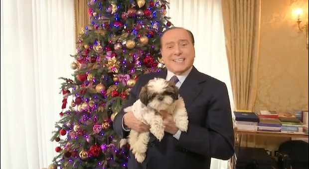 Berlusconi (e il cane Gilda) nel video di auguri per Natale