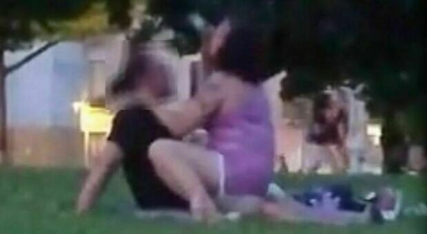 Fanno sesso in piazza davanti alla biblioteca dei bimbi a Gallarate: il video finisce sui social