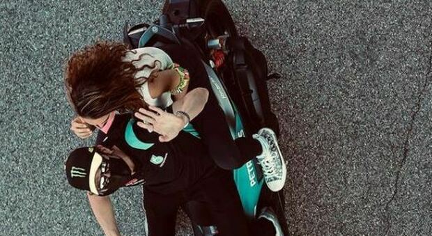 Francesca Sofia Novello, la fidanzata di Rossi sempre protagonista tra mare e moto