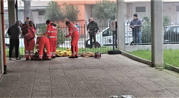 Sanitari 118 e carabinieri mentre soccorrono a Lido Tre Archi un giovane aggredito da due cani un rottweiler e un pitbull. Era 4 gennaio di quest anno