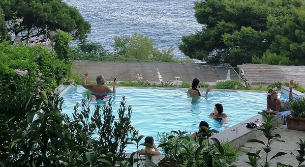 Belen Rodriguez e Cecilia a Capri, relax a bordo piscina al tramonto: lei fa la sirena