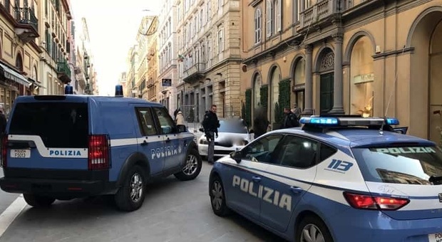 I portici di Piazza Cavour come un ring: pugni e insulti, ragazzino fugge sul bus. Un 16enne aggredito e poi inseguito dopo la maxi rissa