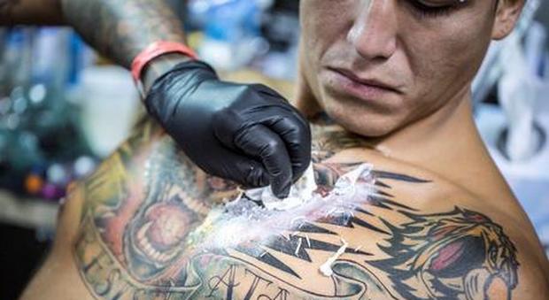 Niente tatuaggi sotto i 14 anni Ecco la proposta di legge