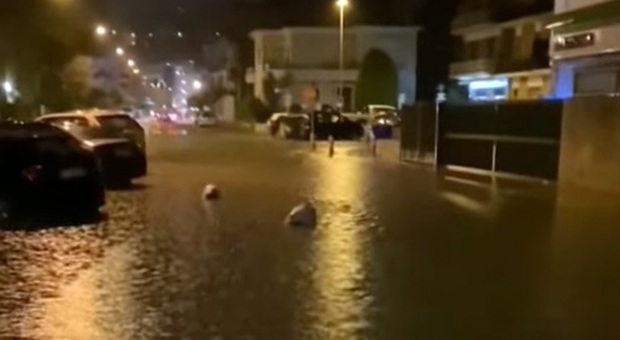 San Benedetto, strade allagate dopo l'acquazzone: zona impraticabile fino all'arrivo dei pompieri