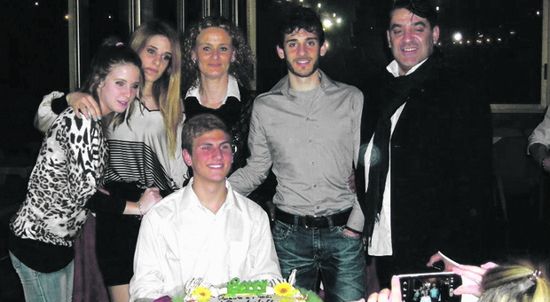 Da sinistra Viola Giorgini, Martina Ciontoli, Maria Pezzillo, Federico Ciontoli e Antonio Ciontoli; Marco Vannini davanti alla torta