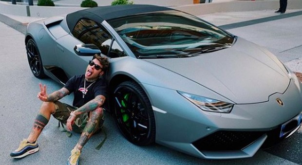 Fedez mostra la sua nuova Lamborghini su Instagram. E Chiara Ferragni reagisce così