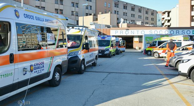 Ambulanze ancora in coda a Torrette, anche cinque ore di attesa per i pazienti Covid. Sempre in affanno il Pronto soccorso