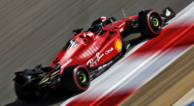 Charles Leclerc con la Ferrari durante le qualifiche in Bahrain