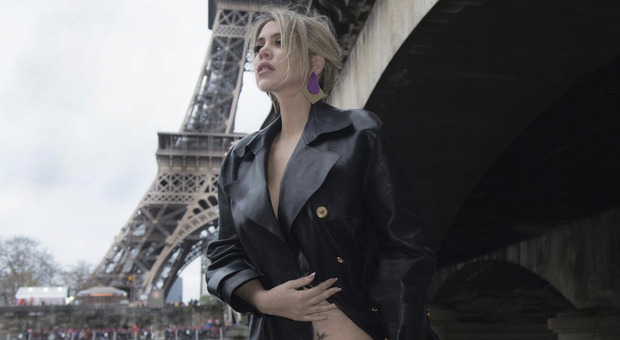 Torre Eiffel dietro e posa sexy per Wanda Nara che si mostra in tutta la sua sensualità