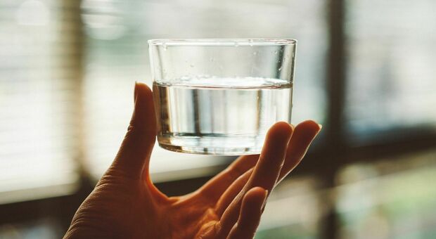 Tumore alla prostata, l'acqua del rubinetto può essere pericolosa per gli uomini: il nuovo studio spagnolo