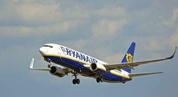 Paura sul volo Ryanair: scortato dai jet militari, due arrestati per terrorismo. Uno è italiano